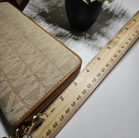EUC Michael Kors Vanilla MK Monogram Travel Zip Continental Wallet / Wristlet - Picture 4 of 13